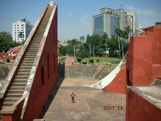 29 69j. Jantar Mantar, Delhi - small Adam in big sundial