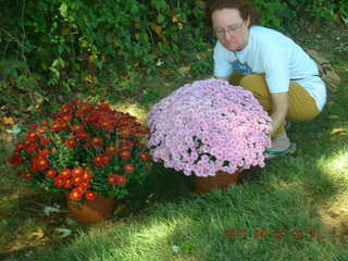 391 69w. Gloria's unveiling - Betsy setting up flowers