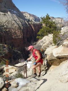 807 6eu. Zion National Park - Angels Landing hike - Adam coming down