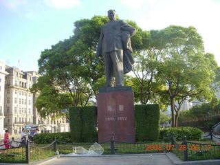 50 6ku. eclipse - Shanghai - Bund - morning run - statue *NOT* Mao