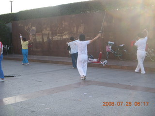 52 6ku. eclipse - Shanghai - Bund - morning run - Tai Chi people