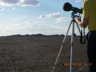 22 6l1. eclipse - Jiayuguan - Gobi Desert - final moments, Bill and his gear