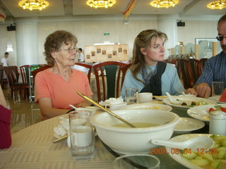 90 6l4. eclipse - Xi'an - lunch at airpport (SIA) - Sheila, Ann Marie