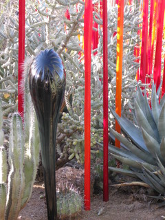 beth's Dale Chihuly pictures - Dita and Beth smiling