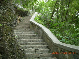 51 6xr. China eclipse - Yangshuo steps up the mountain