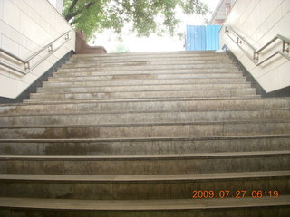 18 6xt. China eclipse - Beijing morning run - stairs back to street level