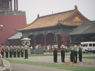78 6xt. China eclipse - Beijing - Tianenman Square - police guard