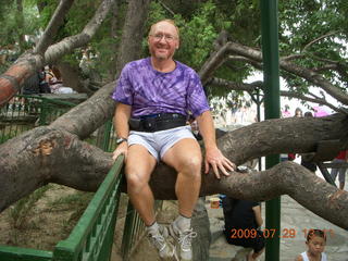 174 6xv. China eclipse - Beijing - Summer Palace - Adam in tree