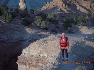 229 703. Kodachrome Basin State Park - Angel's Palace trail - Adam on narrow ledge