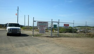 Gila Bend (E63) fly in - young guy climbing 'plastic pigs's nose' rocks