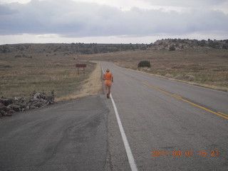 1431 7j7. Canyonlands road - Adam running