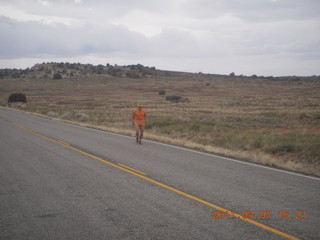 1433 7j7. Canyonlands road - Adam running