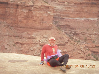 1443 7j8. Canyonlands Needles Slickrock hike - Adam (tripod)