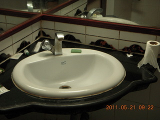 32 7km. India - hotel sink