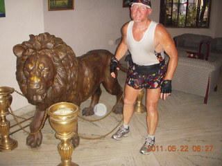 1548 7kn. India - after Puducherry (Pondicherry) run - Adam with hotel lion