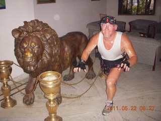 1549 7kn. India - after Puducherry (Pondicherry) run - Adam with hotel lion