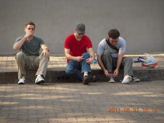 118 7kn. India - afternoon group in Puducherry (Pondicherry) - putting on shoes