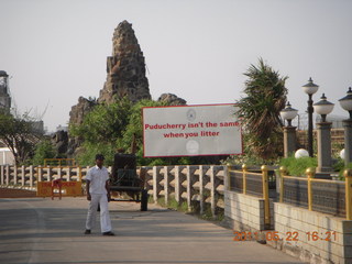 119 7kn. India - afternoon group in Puducherry (Pondicherry)  - littering sign