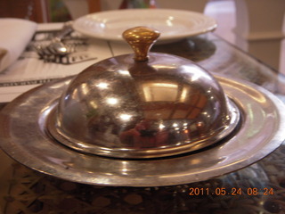 22 7kq. India - Bengaluru (Bangalore) - Chancery Hotel serving dish