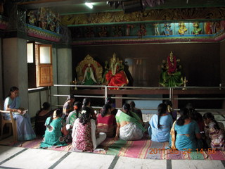 82 7kq. India - Bengaluru (Bangalore) - temple singers