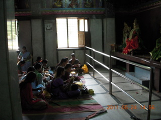 83 7kq. India - Bengaluru (Bangalore) - temple singers