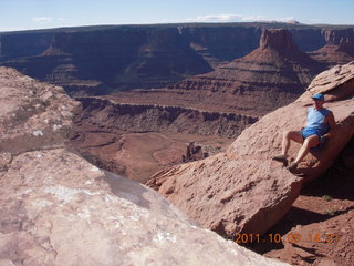 1646 7q9. Dead Horse Point hike - Adam (tripod)