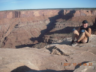 1717 7qc. Dead Horse Point hike - Rim View - Adam (tripod)