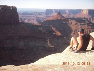 1719 7qc. Dead Horse Point hike - Rim View - Adam (tripod)