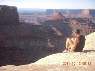 1720 7qc. Dead Horse Point hike - Rim View - Adam (tripod)