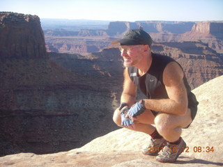 1722 7qc. Dead Horse Point hike - Rim View - Adam (tripod)