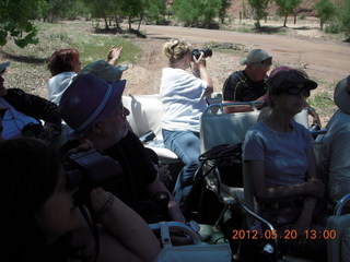 Canyon de Chelly tour - people taking pictures