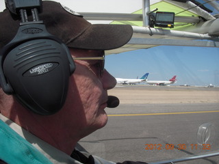 47 81w. Larry S taxiing at Glendale (GEU)