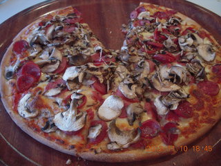 6 83b. Sydney Airport Hotel - pizza