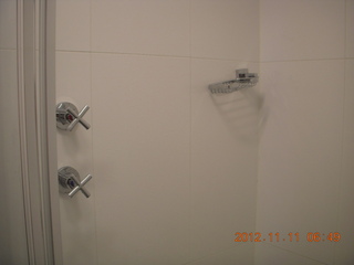 47 83b. Sydney Airport Hotel - shower