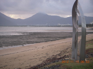 25 83f. Cairns run - sculpture and mud