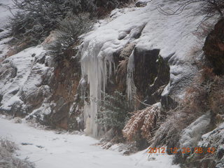 44 84q. Zion National Park - cloudy, foggy Observation Point hike - icicles