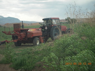 26 89u. Hanksville - tractor