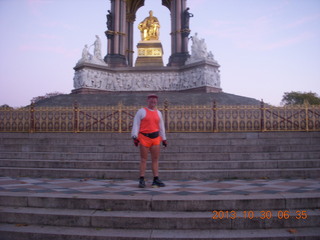 25 8ew. London run - Adam at Albert memorial