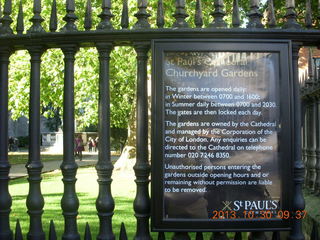 80 8ew. London tour - St. Paul Cathedral sign