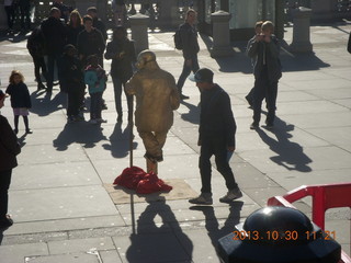 116 8ew. London - National Gallery - floating mime