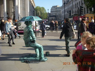 118 8ew. London - National Gallery - floating mime