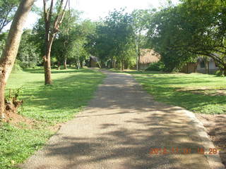 Uganda - Chobe Sarari Lodge path