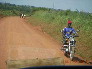 Uganda - drive to chimpanzee park