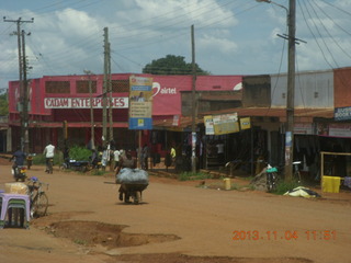 Uganda - drive to chimpanzee park