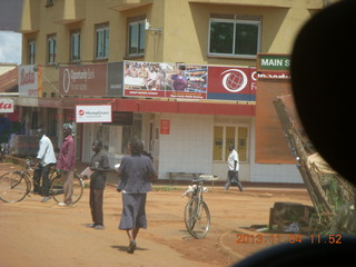 Uganda - drive to chimpanzee park