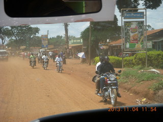 Uganda - drive to chimpanzee park