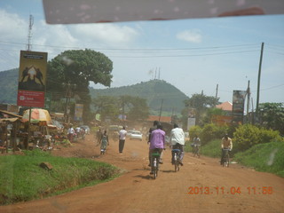 Uganda - drive to chimpanzee park