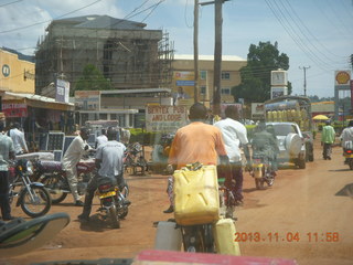 Uganda - drive to chimpanzee park