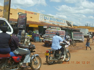 Uganda - drive to chimpanzee park