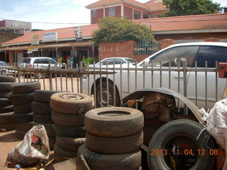 Uganda - drive to chimpanzee park